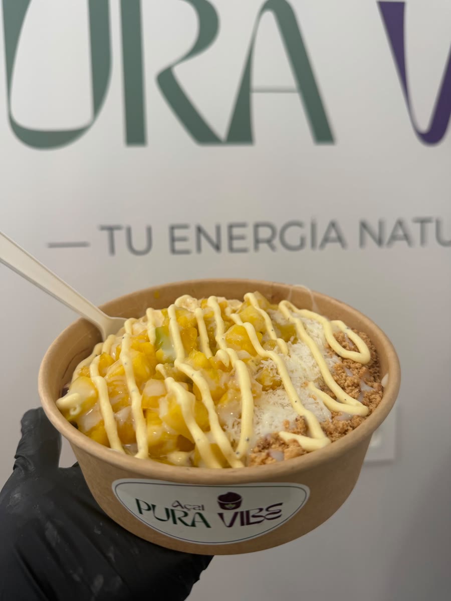 Bowl con mango, chocolate blanco y crumble, servido en mano